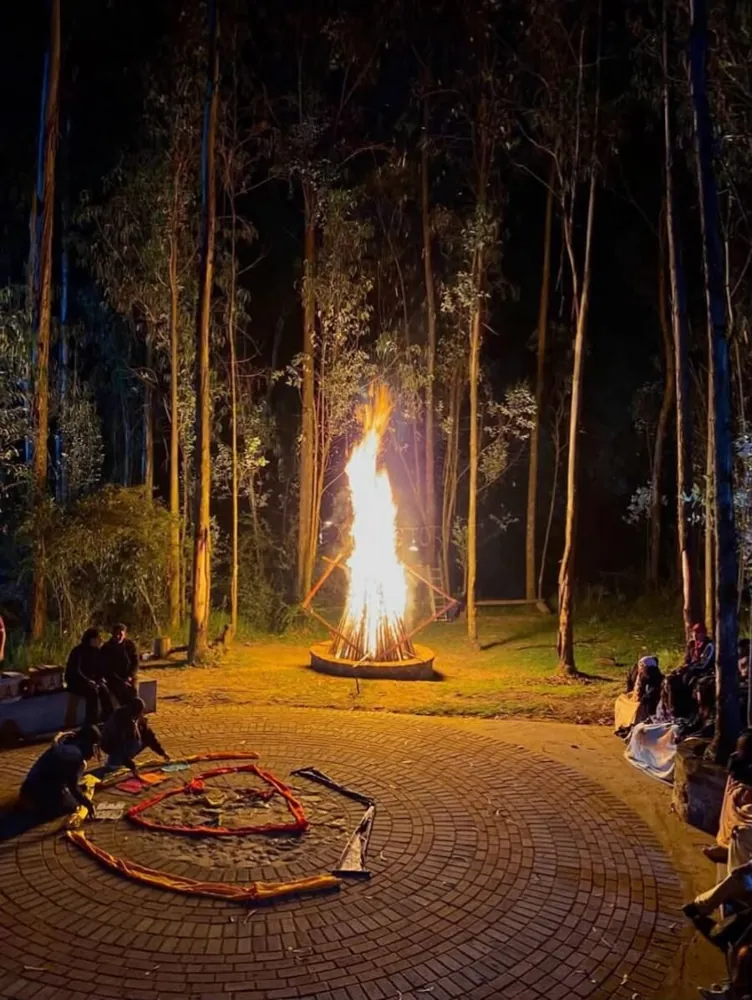 Fogata nocturna en un campamento CEFA